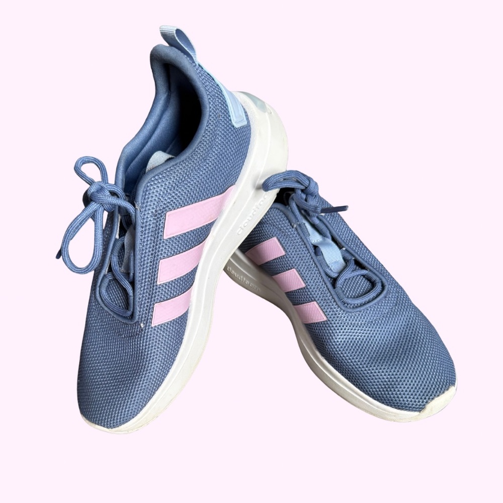 Adidas / Sneakers / EUC / Size 5 (big kid/women’s)